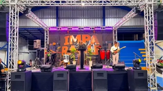 El escenario del congreso con la banda de alabanza